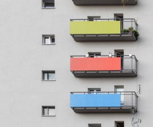 kolorowe balkony w bloku